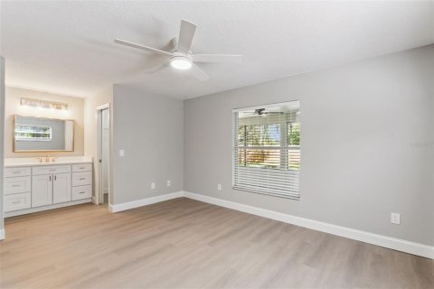 House in Chuluota, Florida 3 bedrooms, 121.61 sq.m. № 2356120 - photo 12