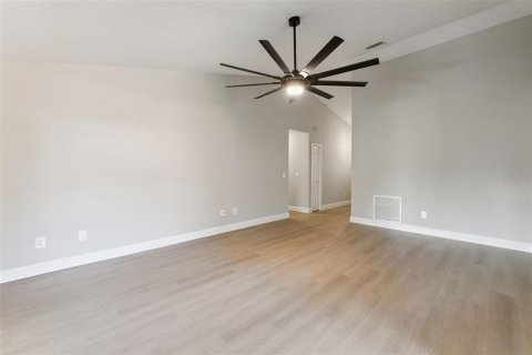 House in Chuluota, Florida 3 bedrooms, 121.61 sq.m. № 2356120 - photo 3
