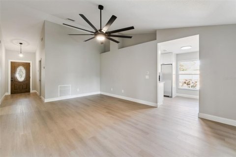 House in Chuluota, Florida 3 bedrooms, 121.61 sq.m. № 2356120 - photo 2