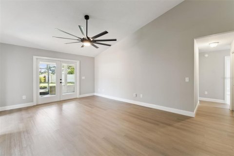House in Chuluota, Florida 3 bedrooms, 121.61 sq.m. № 2356120 - photo 4