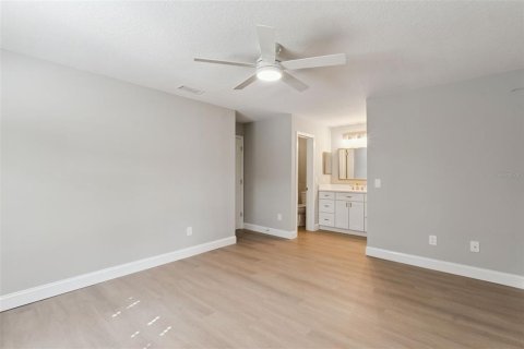 House in Chuluota, Florida 3 bedrooms, 121.61 sq.m. № 2356120 - photo 11