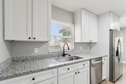 House in Chuluota, Florida 3 bedrooms, 121.61 sq.m. № 2356120 - photo 7