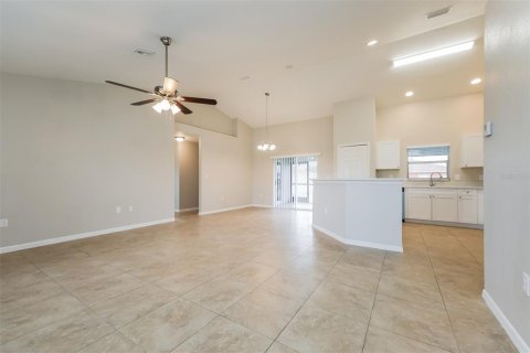 House in Lehigh Acres, Florida 4 bedrooms, 156.54 sq.m. № 2379365 - photo 2