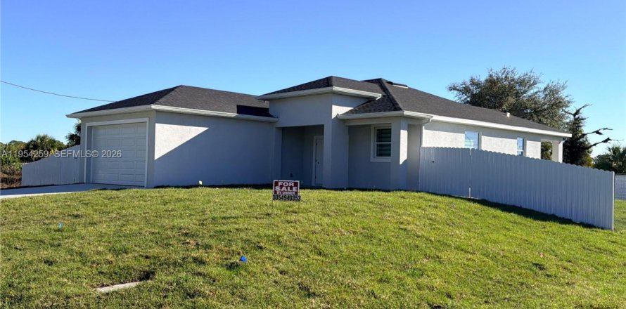 Villa ou maison à Lehigh Acres, Floride 3 chambres, 143.63 m2 № 2080177