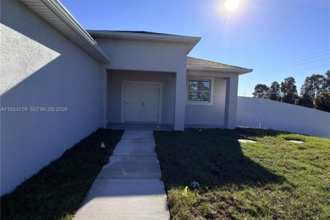 Villa ou maison à vendre à Lehigh Acres, Floride: 3 chambres, 143.63 m2 № 2080177 - photo 3