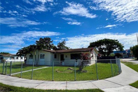 Снять в аренду виллу или дом в Майами, Флорида 3 спальни, 196.67м2, № 1995139 - фото 2