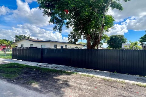 House in Miami, Florida 3 bedrooms, 196.67 sq.m. № 1995139 - photo 30