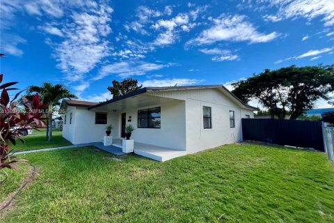 Снять в аренду виллу или дом в Майами, Флорида 3 спальни, 196.67м2, № 1995139 - фото 4