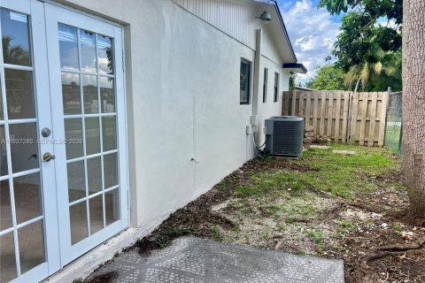 House in Miami, Florida 3 bedrooms, 196.67 sq.m. № 1995139 - photo 29