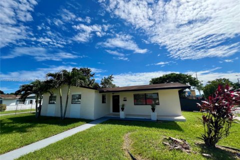 Снять в аренду виллу или дом в Майами, Флорида 3 спальни, 196.67м2, № 1995139 - фото 3