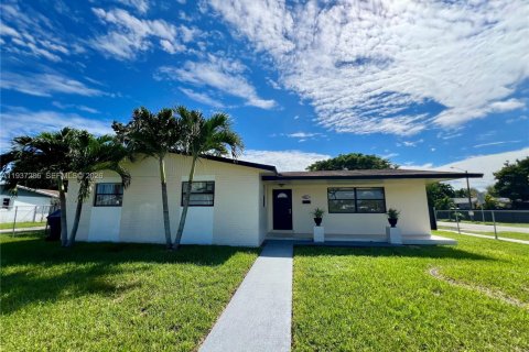 Снять в аренду виллу или дом в Майами, Флорида 3 спальни, 196.67м2, № 1995139 - фото 1