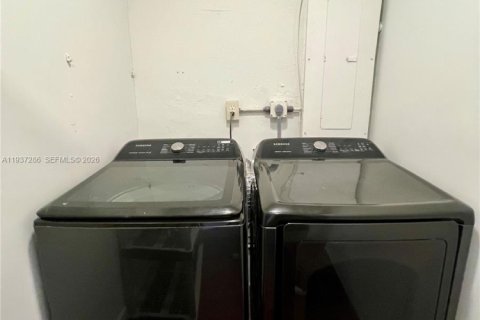 House in Miami, Florida 3 bedrooms, 196.67 sq.m. № 1995139 - photo 28