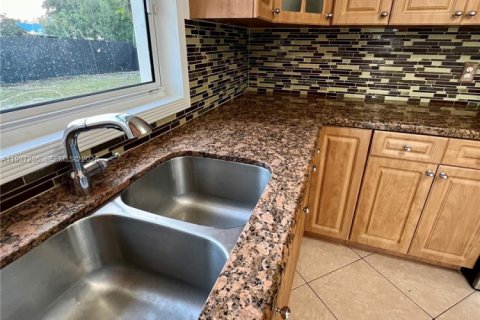 House in Miami, Florida 3 bedrooms, 196.67 sq.m. № 1995139 - photo 26