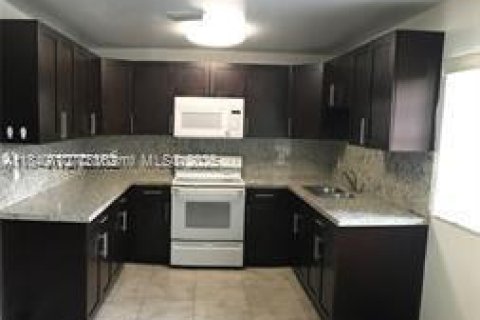 House in West Park, Florida 3 bedrooms, 89.74 sq.m. № 1888298 - photo 9