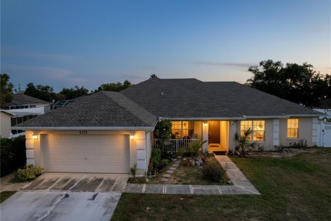 House in Spring Hill, Florida 4 bedrooms, 208.75 sq.m. № 2147877 - photo 13