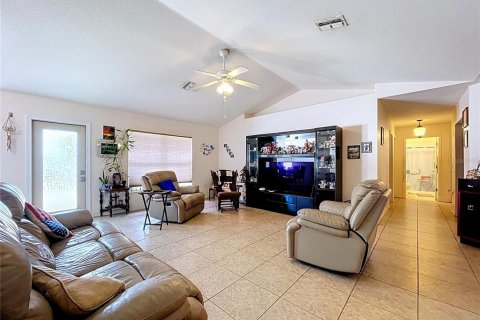 House in Spring Hill, Florida 4 bedrooms, 208.75 sq.m. № 2147877 - photo 20
