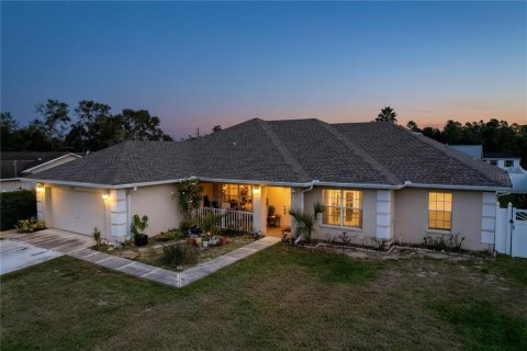 House in Spring Hill, Florida 4 bedrooms, 208.75 sq.m. № 2147877 - photo 11