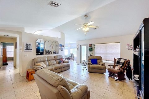 House in Spring Hill, Florida 4 bedrooms, 208.75 sq.m. № 2147877 - photo 8