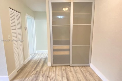 Condominio en alquiler en Miami, Florida, 1 dormitorio, 58.53 m2 № 2049061 - foto 15