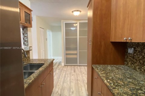 Condominio en alquiler en Miami, Florida, 1 dormitorio, 58.53 m2 № 2049061 - foto 13