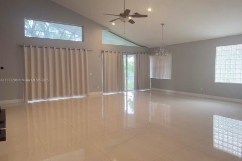 Casa en alquiler en Pembroke Pines, Florida, 3 dormitorios, 219.06 m2 № 1898074 - foto 4