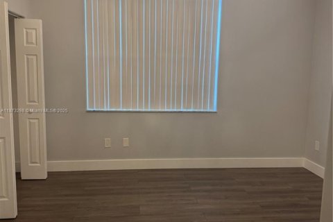 Casa en alquiler en Pembroke Pines, Florida, 3 dormitorios, 219.06 m2 № 1898074 - foto 3