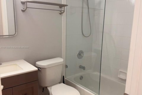 Casa en alquiler en Pembroke Pines, Florida, 3 dormitorios, 219.06 m2 № 1898074 - foto 5