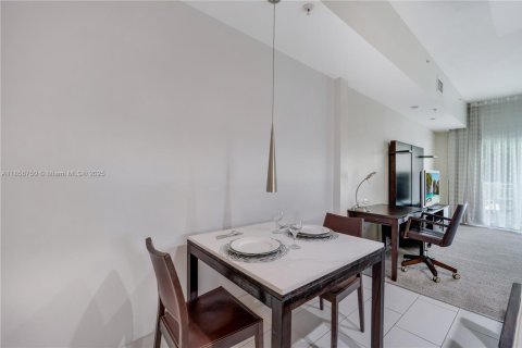 Condo in Doral, Florida, 1 bedroom  № 1887784 - photo 17