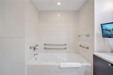 Condo in Doral, Florida, 1 bedroom  № 1887784 - photo 27