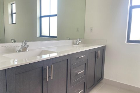 Adosado en alquiler en Fort Lauderdale, Florida, 3 dormitorios, 139.91 m2 № 1942162 - foto 17