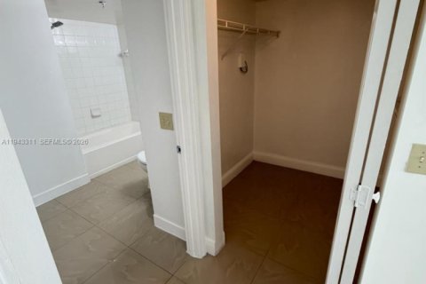 Copropriété à louer à Pembroke Pines, Floride: 2 chambres № 1999635 - photo 14