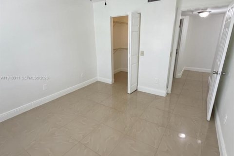 Copropriété à louer à Pembroke Pines, Floride: 2 chambres № 1999635 - photo 12