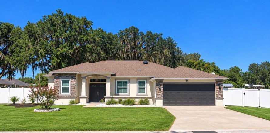 House in Bartow, Florida 4 bedrooms, 179.49 sq.m. № 2403603