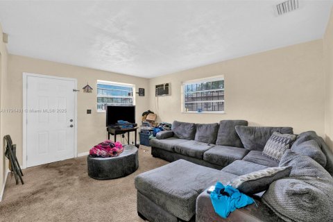 Commercial property in Miami, Florida 199.09 sq.m. № 1863521 - photo 14