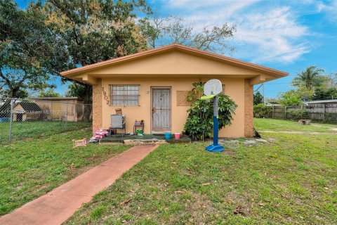 Commercial property in Miami, Florida 199.09 sq.m. № 1863521 - photo 3
