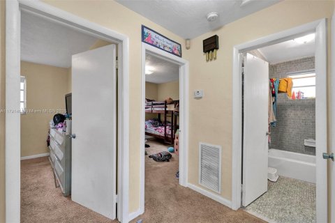 Commercial property in Miami, Florida 199.09 sq.m. № 1863521 - photo 13