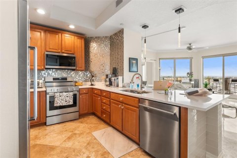 Condo in Tampa, Florida, 2 bedrooms № 2213932 - photo 12