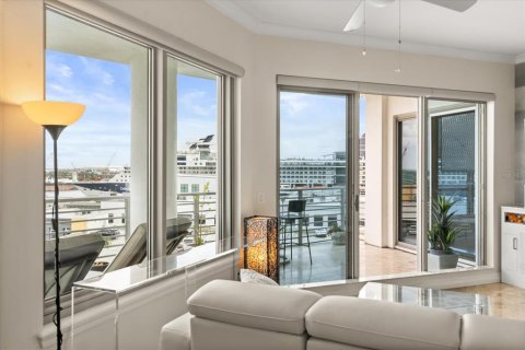 Condo in Tampa, Florida, 2 bedrooms № 2213932 - photo 5