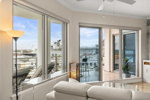 Condo in Tampa, Florida, 2 bedrooms № 2213932 - photo 2