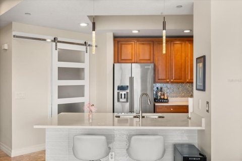 Condo in Tampa, Florida, 2 bedrooms № 2213932 - photo 11
