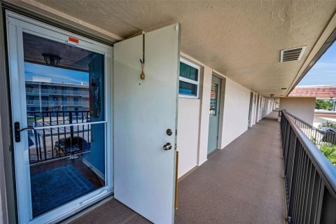 Condo in Saint Petersburg, Florida, 2 bedrooms  № 1812567 - photo 17