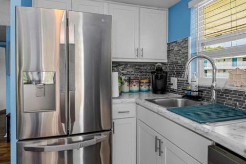 Condo in Saint Petersburg, Florida, 2 bedrooms  № 1812567 - photo 26