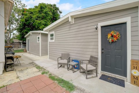 House in Tampa, Florida 3 bedrooms, 112.04 sq.m. № 1224941 - photo 1