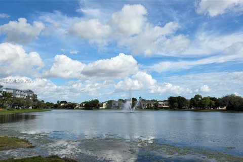 Снять в аренду кондоминиум в Майами, Флорида 3 спальни, 131.46м2, № 2058706 - фото 3