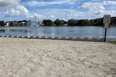 Снять в аренду кондоминиум в Майами, Флорида 3 спальни, 131.46м2, № 2058706 - фото 2