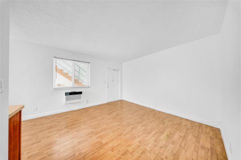 Condo in Hollywood, Florida, 1 bedroom  № 2082438 - photo 7