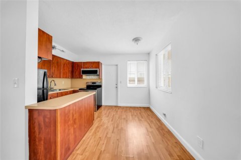 Condo in Hollywood, Florida, 1 bedroom  № 2082438 - photo 6