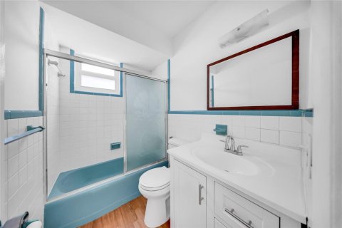 Condo in Hollywood, Florida, 1 bedroom  № 2082438 - photo 12