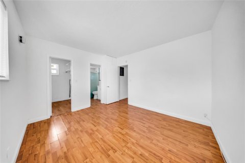 Condo in Hollywood, Florida, 1 bedroom  № 2082438 - photo 8