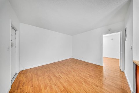 Condo in Hollywood, Florida, 1 bedroom  № 2082438 - photo 9